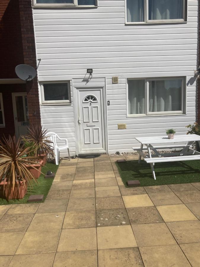 6 Bed House 3 Bathrooms Good Transport Links To London, Free Parking Экстерьер фото