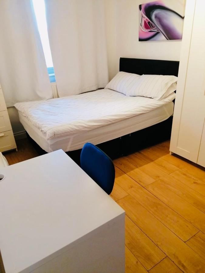 6 Bed House 3 Bathrooms Good Transport Links To London, Free Parking Экстерьер фото