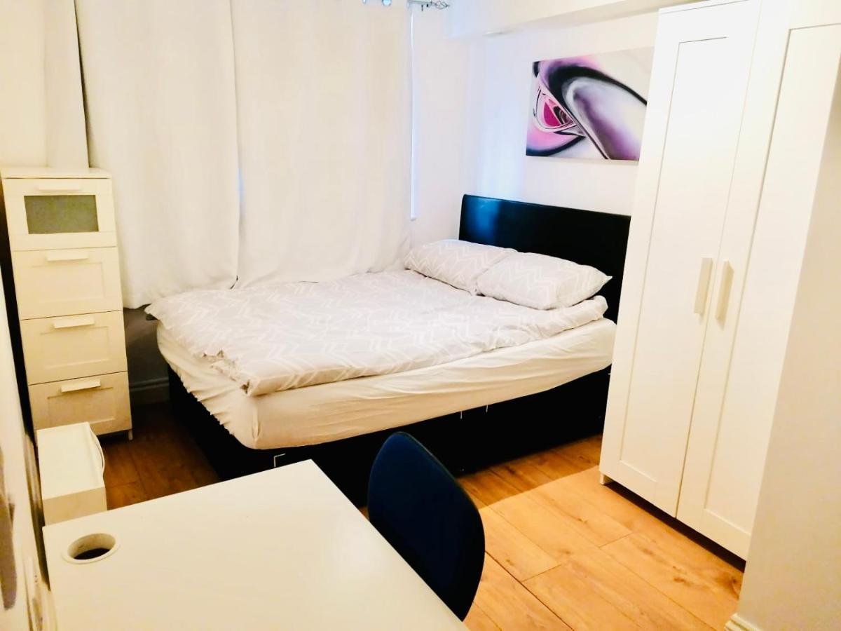 6 Bed House 3 Bathrooms Good Transport Links To London, Free Parking Экстерьер фото