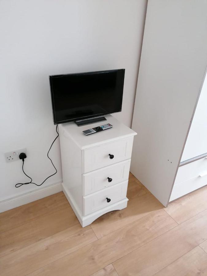 6 Bed House 3 Bathrooms Good Transport Links To London, Free Parking Экстерьер фото