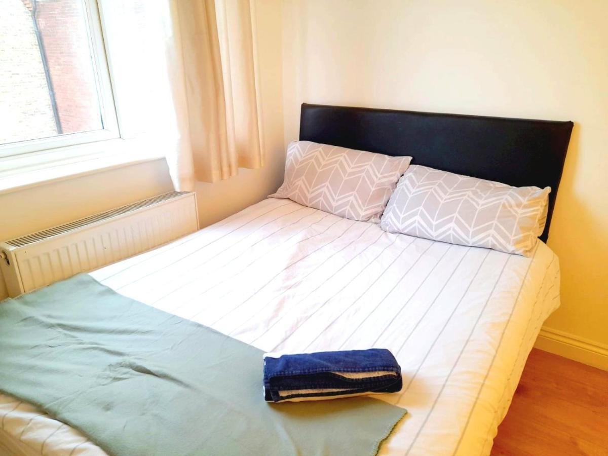 6 Bed House 3 Bathrooms Good Transport Links To London, Free Parking Экстерьер фото